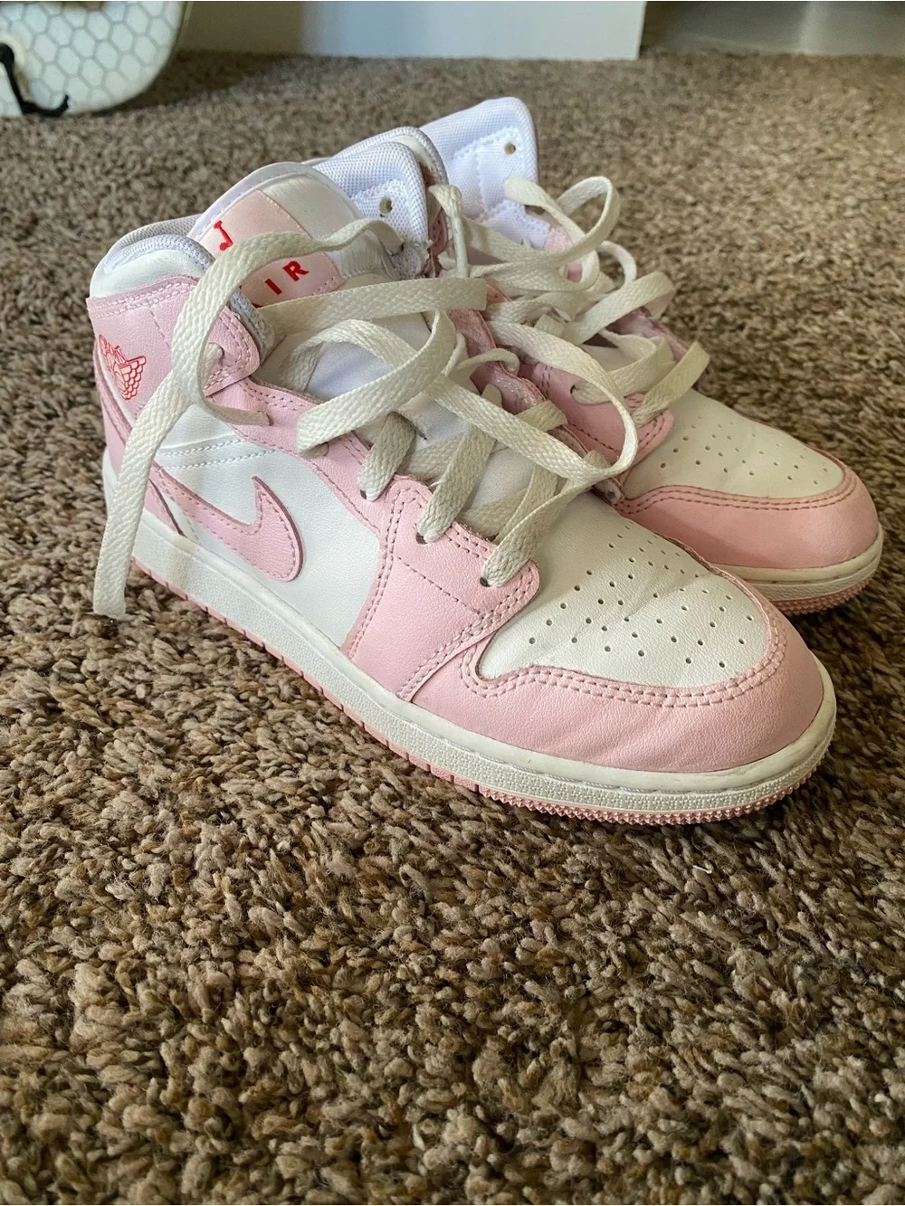 Nike Air Jordan 1 Mid Pink Foam Valentines kids Sz 4Y
